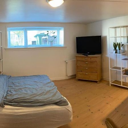 Ferienwohnung Vaerelse Med Eget Kokken Og Bad Esbjerg Exterior foto